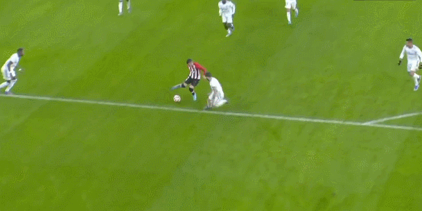 首圈，维斯塔潘起步良好抢到首位，皮亚斯特里挤进内线并过掉诺里斯上至第2，诺里斯第3。